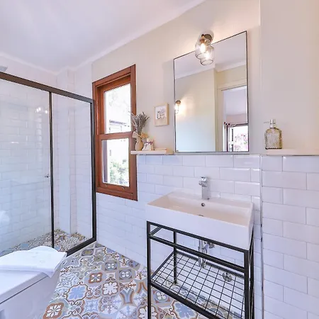 50 Meters To The Long Bazaar In Lavantakas 3 Square Apartment *